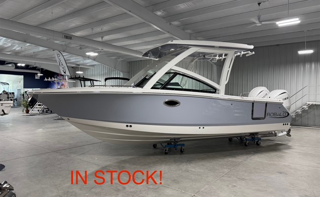 2025 Robalo R257 Alloy Gray/White